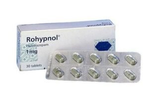 Flunitrazepam behoort tot de benzodiazepinen. Het werkt rustgevend, spierontspannend en vermindert angstgevoelens.